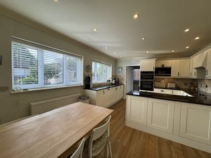 BREAKFAST AREA- click for photo gallery